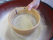 写真:そばの甘皮を確認している様子