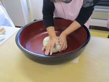 写真:受講者が生地をこねている様子