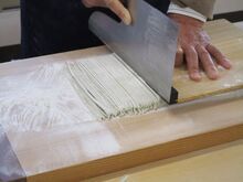 写真:受講者が生地を切っている様子