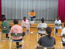 写真:足の指をほぐしている様子