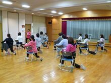 写真:足をストレッチしている様子