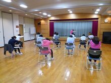 写真:背中周りをストレッチしている様子