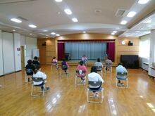 写真:足をマッサージしている様子