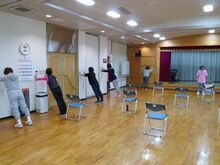 写真:踵上げをしている様子