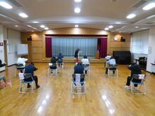 写真:ストレッチで体をほぐしている様子