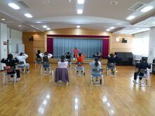 写真:肩周りのストレッチの様子