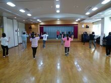 写真:ラテン音楽に合わせて動いている様子