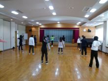 写真:両腕を前後に動かしている様子