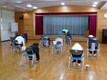 写真:前傾姿勢から起き上がる様子