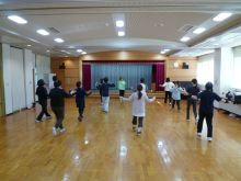 写真:音楽に合わせて楽しく体を動かしている様子