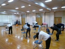 写真:胸を開く運動をしている様子