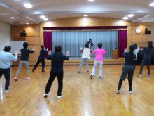 写真:音楽に合わせて楽しく体を動かしている様子