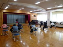 写真:下半身をストレッチしている様子