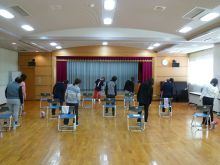 写真:背骨周りのエクササイズをしている様子