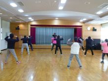 写真:音楽に合わせて楽しく体を動かしている様子