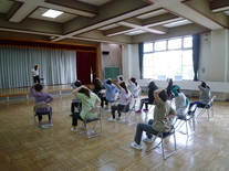 写真：椅子に座ってストレッチをしている様子