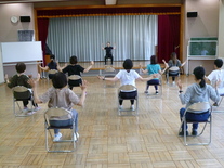 写真：背中周りのストレッチの様子