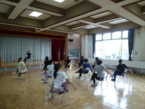 写真:上体を左右にひねるストレッチの様子