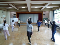 写真:バレエの3拍子・ワルツを練習している様子