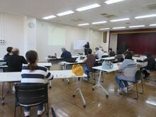 写真:文字のバランスをとるコツを学ぶ様子