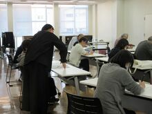 写真:講師から書き方のアドバイスを受けているところ