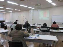 写真:パステルを使って年賀状を書いているところ