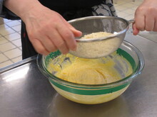 写真:アーモンドクリームを作っているところ