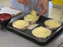 写真:型に入れたパン生地にアーモンドクリームをのせる