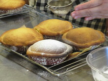 写真:焼きあがったパンに粉糖をふる