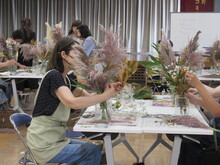 写真：パンパスグラスのインテリア制作中