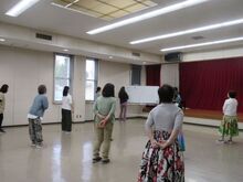 写真:腰の動きを図で説明している様子