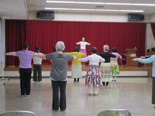 写真：手の動きの確認をしている様子