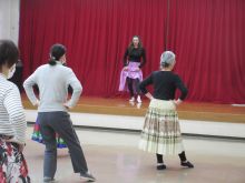 写真：基本のステップ「ヘラ」の練習