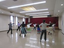 写真：練習曲を通しで踊っている様子