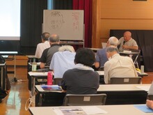 写真:松平定信の生い立ちについて説明している様子