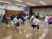 写真：背中のストレッチをしている様子