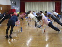 写真：椅子を使ったプランクをしている様子