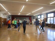 写真:輪になって踊っている様子