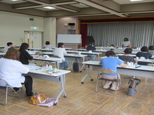 写真:講師が説明している様子