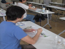 写真:ケアクリームを作っている様子