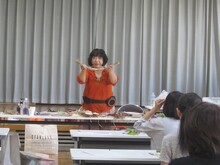 写真:講師が説明している様子