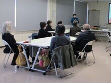 写真:講師が脳を若くするポイントを説明している様子