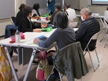 写真:タブレットを使ってトレーニングをしている様子