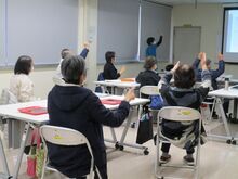 写真:右手と左手で違う動きをしている様子