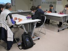 写真:タブレットを使ってゲームをしている様子