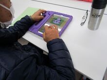 写真:タブレットに絵を描いている様子