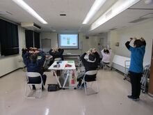 写真:講師と一緒にトレーニングしている様子