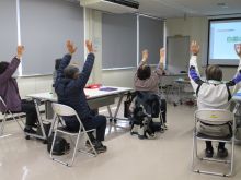 写真:脳と体を同時に使う体操を行っている様子