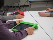 写真:タブレットを使ってトレーニングをしている様子