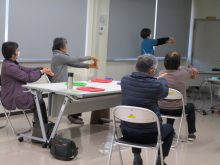 写真:リラックス体操をしている様子